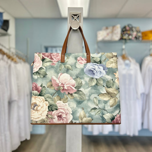 Tote bag with vintage floral print.