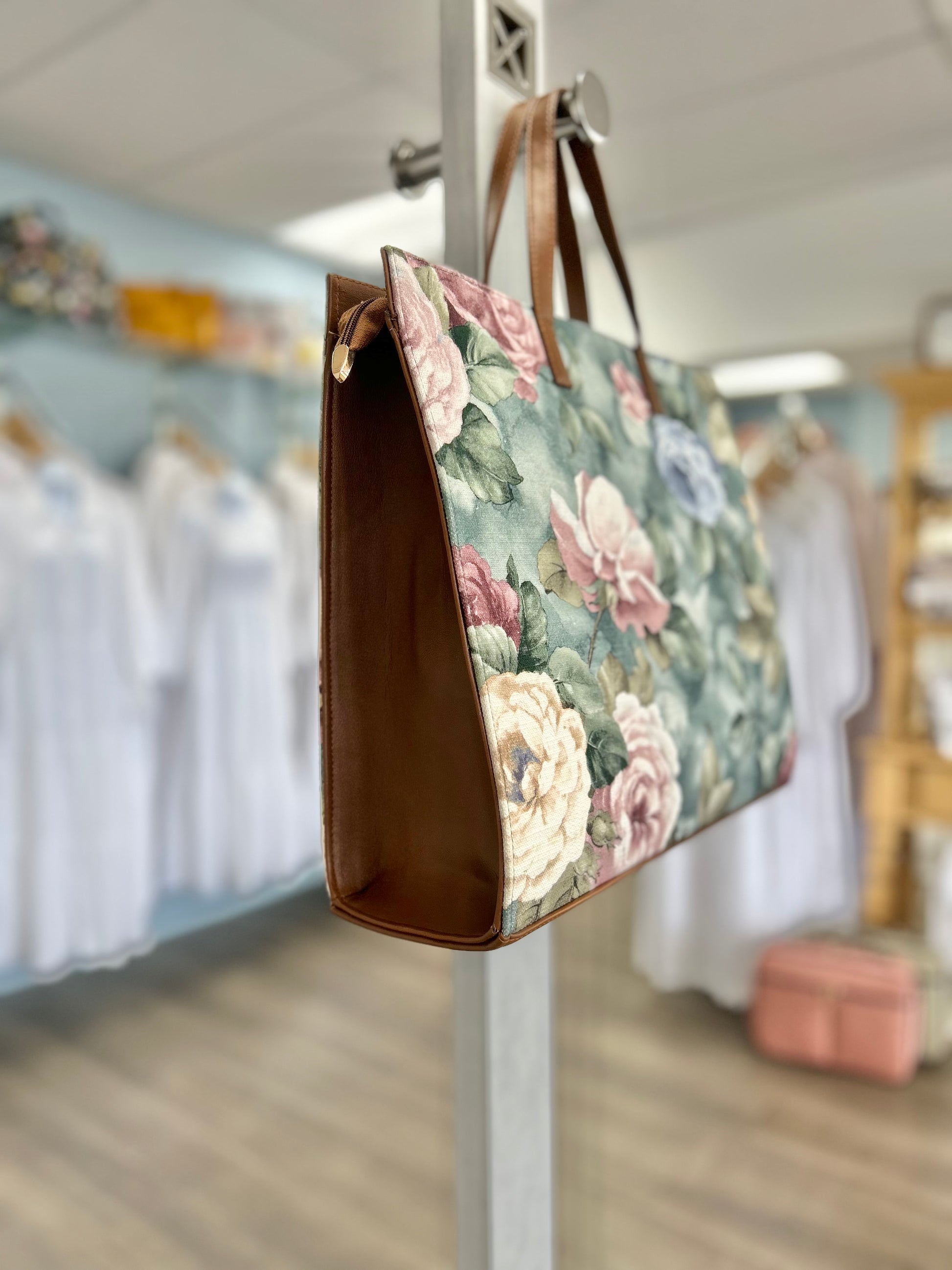 Tote bag with vintage floral print.