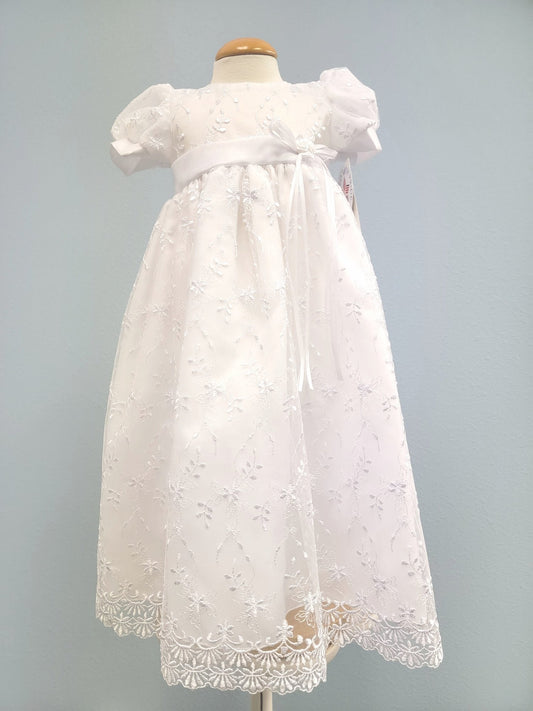 This little baby girl looks beautiful in white dress 😘😍 #white  #beautifull #whitedress #throwbackthursday #loveher #photoart #inno